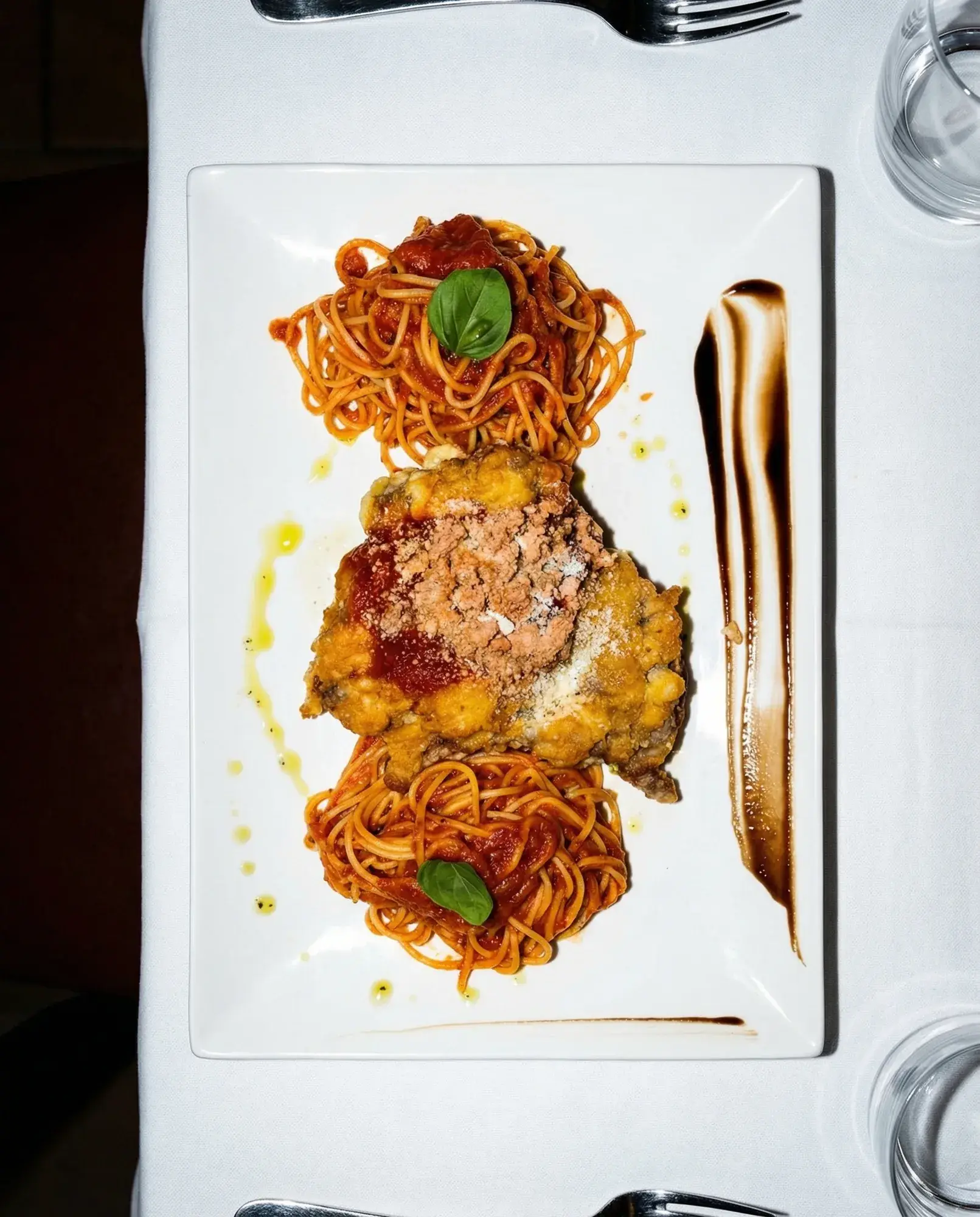 Piccata Milanese mit Spaghetti Pomodoro von oben bei La Commedia.