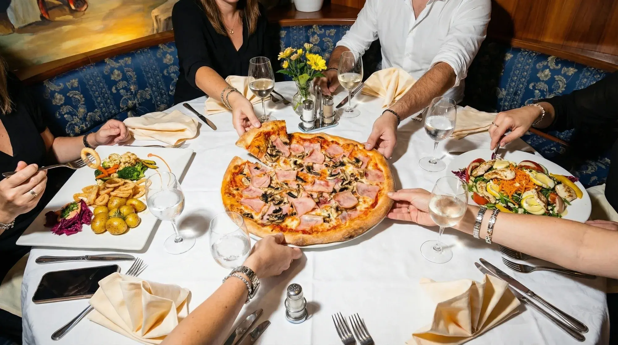 Gedeckter Tisch mit italienischen Gerichten bei La Commedia.