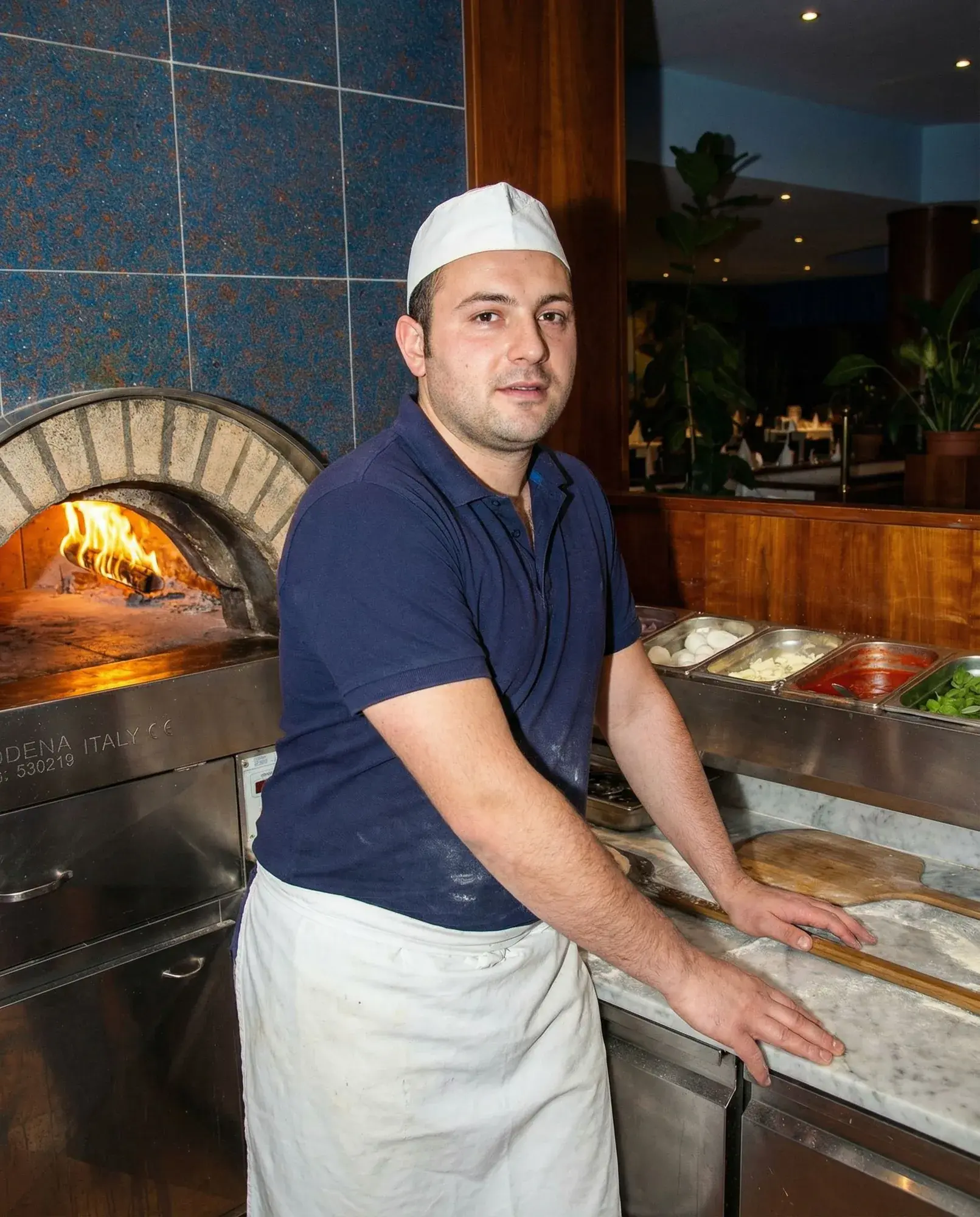 Pizzabäcker am Steinofen bei La Commedia.