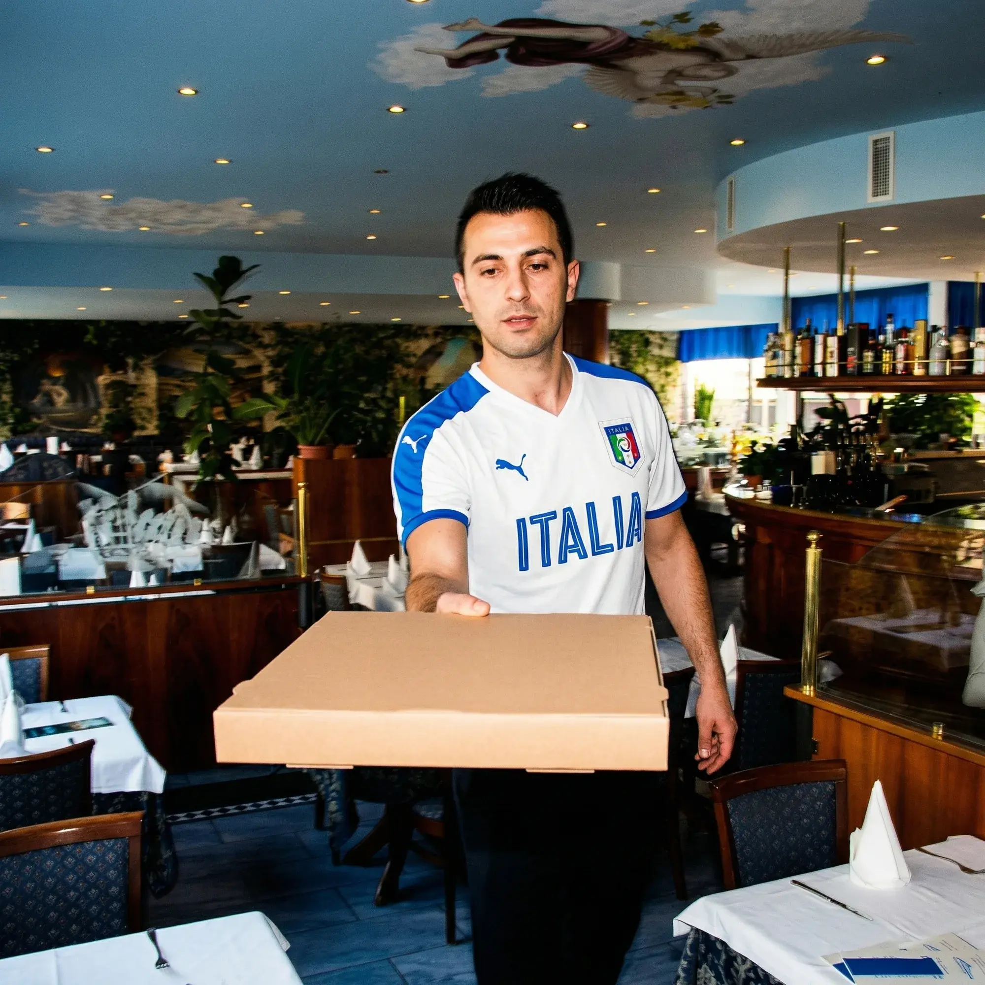 ToGo-Pizza wird im Restaurant von La Commedia übergeben.